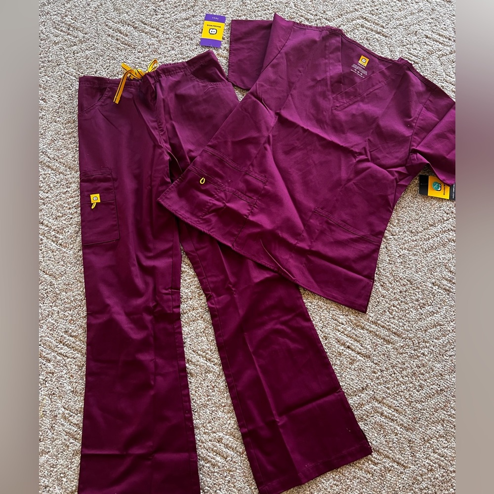 WonderWink women’s berry scrub set - New with tags!